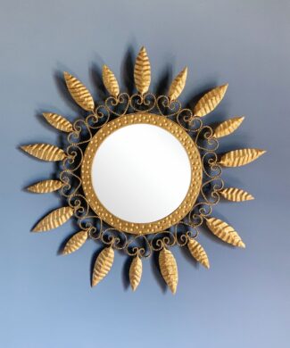 Espejo sol con diseño de hojas y corazones, forja dorada. Vintage años 60.