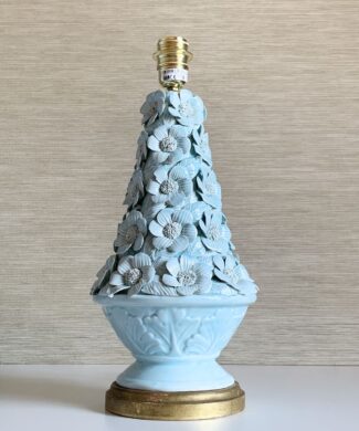 Exquisita lámpara de cerámica de Manises en color azul turquesa con peonías. C. Hispania. Vintage años 50s-60s.