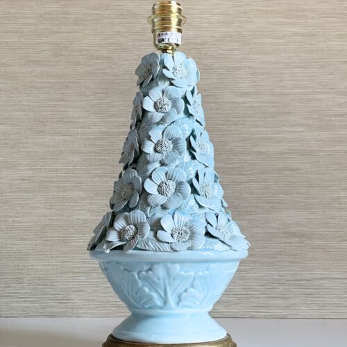 Exquisita lámpara de cerámica de Manises en color azul turquesa con peonías. C. Hispania. Vintage años 50s-60s.